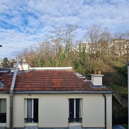 Bright Near The Buttes-chaumont アパート