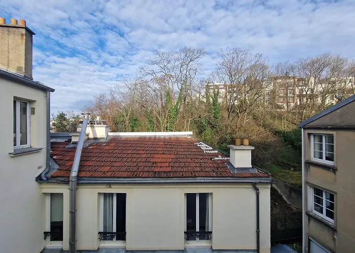 Bright Near The Buttes-chaumont アパート